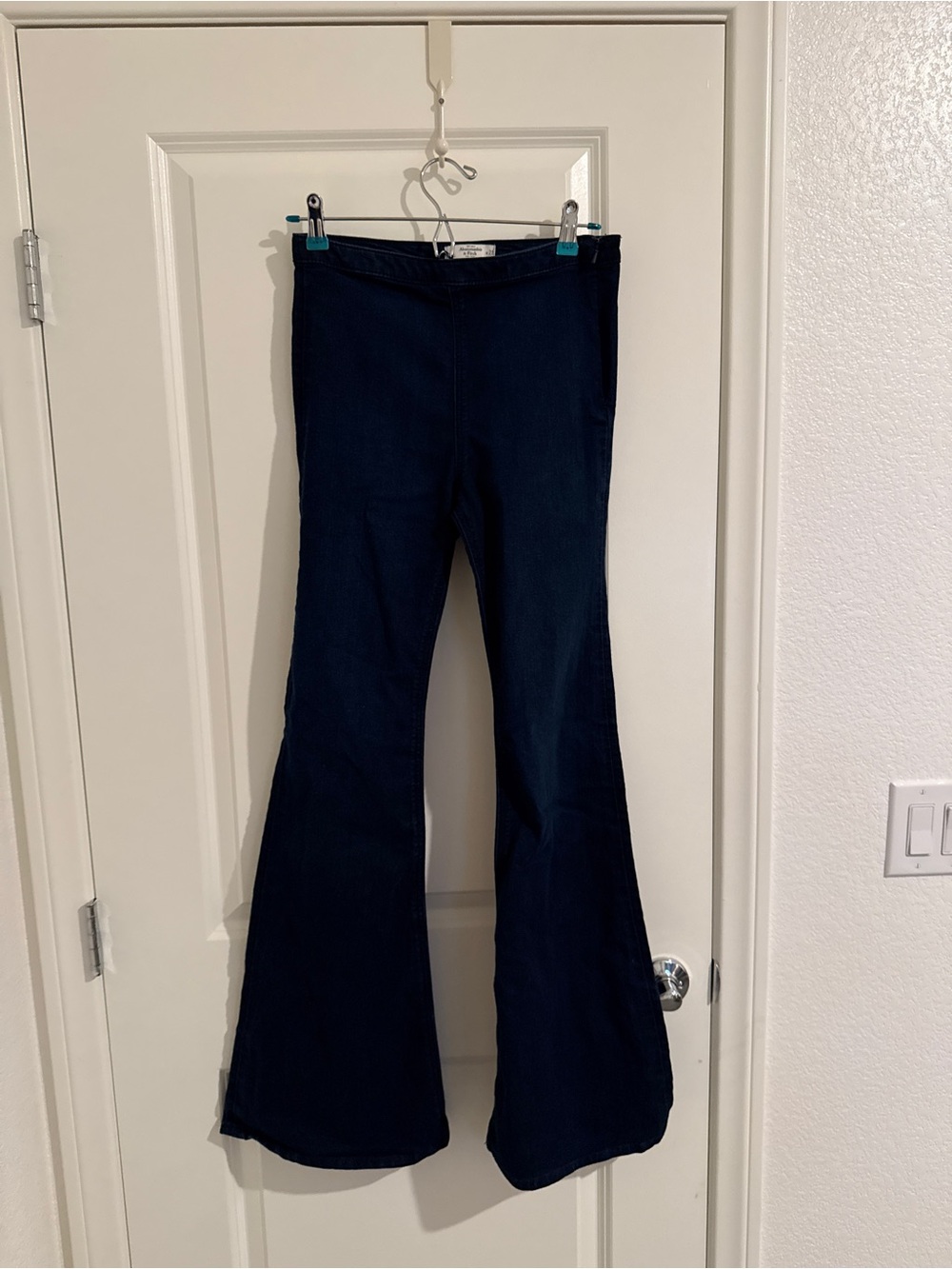 Abercrombie & Fitch Women’s Dark Blue Flared Jeans Size 6. Waist 28” Length 31”